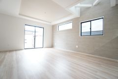 大きな掃き出し窓のあるリビングは、陽光あふれる明るい空間です。ゆったりと寛げる憩いの場となりそうです。 