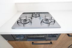 3種類の料理が同時に調理できる、3口ガスコンロ。忙しい夕食の支度時間が短縮できて効率よくお料理が楽しめます。