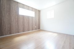 主寝室としてお使いいただけそうなこちらのお部屋は、日当たりが良く、爽やかな風を感じて起きる朝は、快適生活の始まりに。