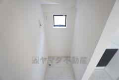 室内洗濯機置場。小窓付き。