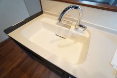 広々とした凸型シンクに洗剤ポケットを標準装備。大きなお鍋など洗いやすいです。