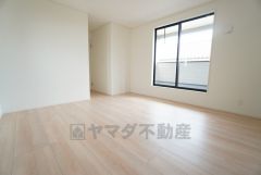 8.75帖。主寝室としてお使いいただけそうなこちらのお部屋は、日当たりが良く、爽やかな風を感じて起きる朝は、快適生活の始まりに。