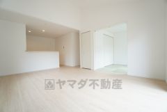 家族が集まる開放的なリビング。思い思いの時間を過ごしたり食事をしたり、素敵な団らんの場になりますね。