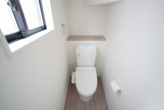 1階2階の2ヶ所にトイレがありますので、忙しい朝にも家族に気を使わず、ゆとりが生まれますね＾＾ 小窓付きで換気する時に便利です＾＾