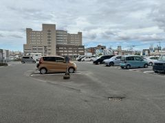 敷地内に駐車場を備えており、日々の車利用がスムーズ＾＾4000円/月。遠くに駐車しなくて済むのはうれしいですね。