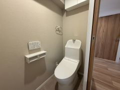 ウォシュレット、暖房便座、節電・節水機能など、使い勝手のよい高機能トイレです。 上部には収納棚が付いています＾＾ 