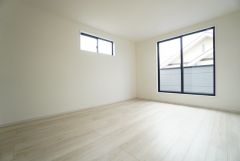 主寝室としてお使いいただけそうなこちらのお部屋は、日当たりが良く、爽やかな風を感じて起きる朝は、快適生活の始まりに。