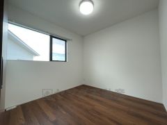 木の温もりを感じるフローリングとシンプルなクロスです＾＾