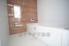 1日の疲れを癒すくつろぎのバスルーム。足を伸ばしてもゆったりと入れるサイズです。お子様と一緒にお風呂に入っても狭くないですね＾＾