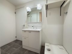 三面鏡裏収納付き洗面化粧台です＾＾ 歯磨きセットやスキンケア用品などの収納に便利ですね。 生活感も隠すことができ、来客時にも安心です。