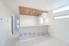 キッチン上部は折上天井でお洒落な空間＾＾窓から光が差し込む明るいダイニングです＾＾