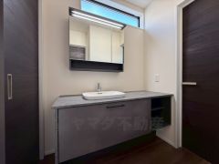 三面鏡裏収納付き洗面化粧台です＾＾ 歯磨きセットやスキンケア用品などの収納に便利ですね。