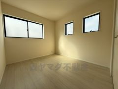 2面採光を確保した明るい室内は、風通しも良く、大変居心地の良い空間となっております。日当たりがよく、子供部屋としての利用もおすすめ。