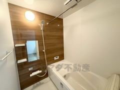 1日の疲れを癒すくつろぎのバスルーム。足を伸ばしてもゆったりと入れるサイズです。お子様と一緒にお風呂に入っても狭くないですね^^