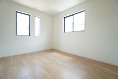 2面採光を確保した明るい室内は、風通しも良く、大変居心地の良い空間となっております。日当たりがよく、子供部屋としての利用もおすすめ。