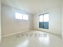 主寝室としてお使いいただけそうなこちらのお部屋は、日当たりが良く、爽やかな風を感じて起きる朝は、快適生活の始まりに。