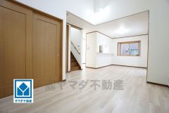 家族が集まる開放的なリビング。思い思いの時間を過ごしたり食事をしたり、素敵な団らんの場になりますね。