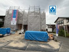 1号棟。都心へのアクセス良好。スーパーやコンビニなども近く周辺環境充実。 快適でゆとりのある生活空間で新生活を始めましょう^^