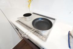 お手入れのしやすいIHクッキングヒーターです。3口コンロなので、効率よくお料理が楽しめます。毎日のお料理も楽しくなりますね＾＾