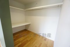 約6帖の洋室にはハンガーパイプ付きのウォークインクローゼットが設けられています。