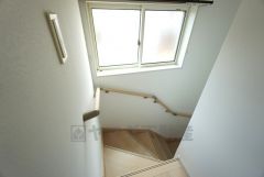 小さなお子様やご高齢の方にも配慮された手摺り付き階段です。