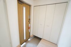 採光も考えられた明るい玄関です。たっぷり収納できるシューズボックス付きです。家族全員の靴がきれいに整頓できます。