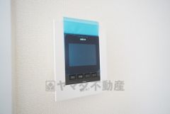 防犯はもちろん、セールスマン対策にもなるモニター付きインターホンです。お子さん1人での留守番時にも活躍しそうです。