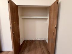 寝室にはハンガーパイプ付きのクローゼットが設けられています。たっぷり収納できるので衣替えの心配もいりませんね＾＾