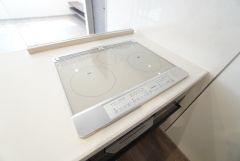 お手入れのしやすいIHクッキングヒーターです。3口コンロなので、効率よくお料理が楽しめます。毎日のお料理も楽しくなりますね＾＾