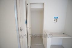 スタディーカウンターは、お子様の勉強の場や作業の場としてご活用いただけます。 その隣には収納コーナーもあるので、リビングをキレイに保てそうです。