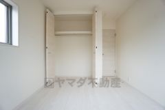 住む人のこだわりを活かせそうな家具を選ばないナチュラルな色合いの壁紙とフローリングです＾＾広めのクローゼットもあり荷物もすっきり片付けられ、ゆとりのある暮らしが出来ます＾＾ 