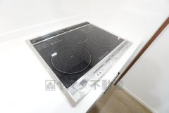 お手入れのしやすいIHクッキングヒーターです。3口コンロなので、効率よくお料理が楽しめます。毎日のお料理も楽しくなりますね＾＾