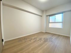 家具を選ばないナチュラルなフローリングとシンプルなクロスです＾＾