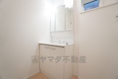 三面鏡裏収納付き洗面化粧台です＾＾ 歯磨きセットやスキンケア用品などの収納に＾＾ ランドリースペース上部には窓も付いており換気に便利です。