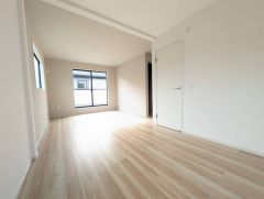 主寝室としてお使いいただけそうなこちらのお部屋は、日当たりが良く、爽やかな風を感じて起きる朝は、快適生活の始まりに。