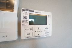 キッチン横からお湯張り、追い炊き、足し湯がボタン一つで楽々操作できる給湯機リモコンです。忙しい夕飯準備の時間帯に重宝しますね。