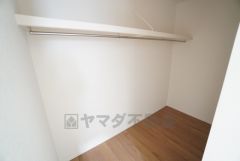 寝室にはハンガーパイプ付きのウォークインクローゼットが設けられています。たっぷり収納できるので衣替えの心配もいりませんね＾＾