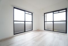 2面採光を確保した明るい室内は、風通しも良く、大変居心地の良い空間となっております。日当たりがよく、子供部屋としての利用もおすすめ。