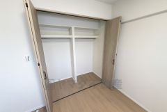 洋室にはハンガーパイプ付きのクローゼットが設けられています。たっぷり収納できるので衣替えの心配もいりませんね＾＾