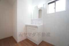 三面鏡裏収納付き洗面化粧台です＾＾ 歯磨きセットやスキンケア用品などの収納に便利ですね。