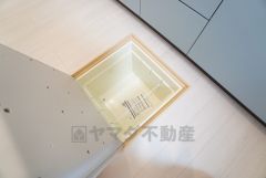 キッチンに床下収納があります。長期保存ができるもの、調理器具、防災グッズを入れておくのもいいですね。