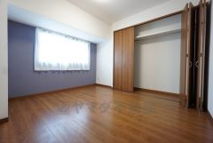 6帖。ナチュラルなフローリングとアクセントクロスで、住む人のこだわりを活かす洋室＾＾広めのクローゼットもあり荷物もすっきり片付けられ、ゆとりのある暮らしが出来ます＾＾ 