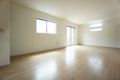 大きな窓のあるリビングは、陽光あふれる明るい空間です。居心地良く、ご家族皆がゆったり寛げる憩いの空間となりそうです。