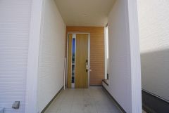 家の顔となる玄関扉がかっこいいと、たくさんの人を招き入れたくなりますね＾＾奥まって設置されており、雨にも濡れにくくなっています。