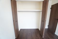 洋室にはハンガーパイプ付きのクローゼットが設けられています。たっぷり収納できるので衣替えの心配もいりませんね＾＾