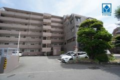 鶴田小学校まで徒歩9分。スーパーやコンビニなども近く周辺環境充実。快適でゆとりのある生活空間で新生活を始めましょう^^