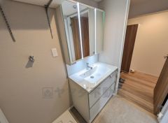 三面鏡裏収納付き洗面化粧台です＾＾ 歯磨きセットやスキンケア用品などの収納に便利ですね。 ランドリースペース上部には収納棚付き＾＾ 