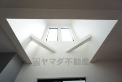 リビング上部は、折り上げ天井で開放感たっぷり。温もり溢れる寛ぎ空間となりそうです。