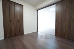 4.2帖洋室。 住む人のこだわりを活かす洋室＾＾広めのクローゼットもあり荷物もすっきり片付けられ、ゆとりのある暮らしが出来ます＾＾