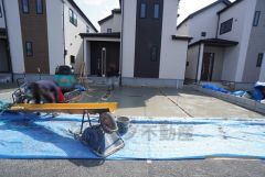 駐車スペースは並列3台分（軽含む）確保＾＾ マイカー用に、お客さま用に、余裕を持ってご利用いただけます。 